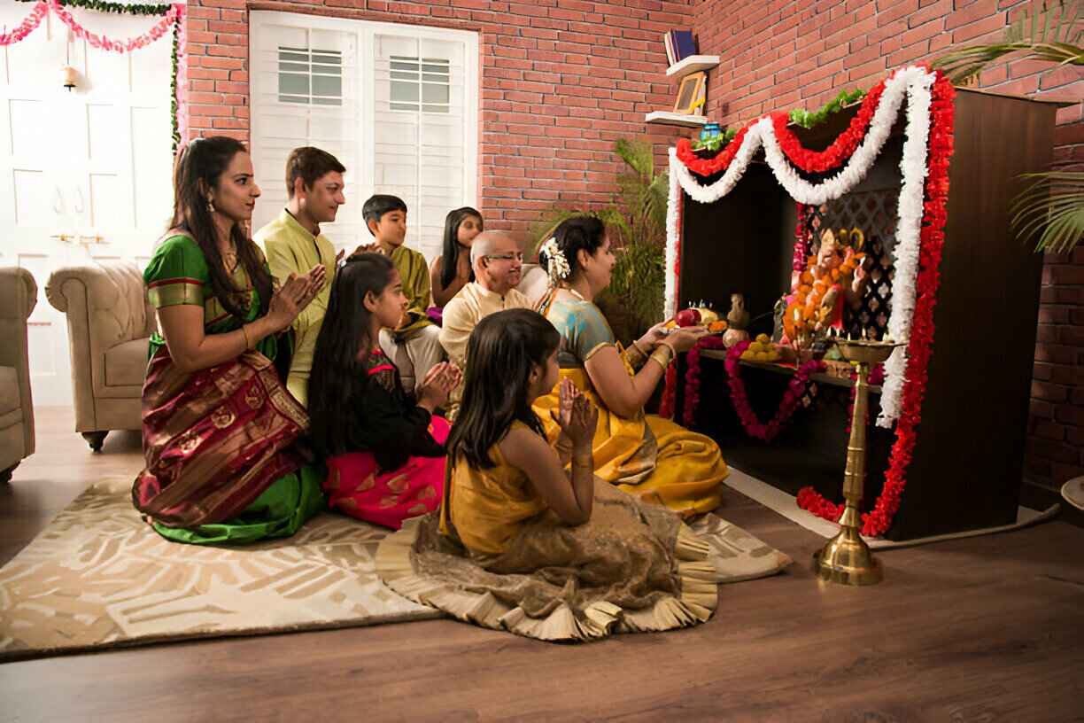 Pooja photoshoot featuring Ganpati aarti in traditional setup